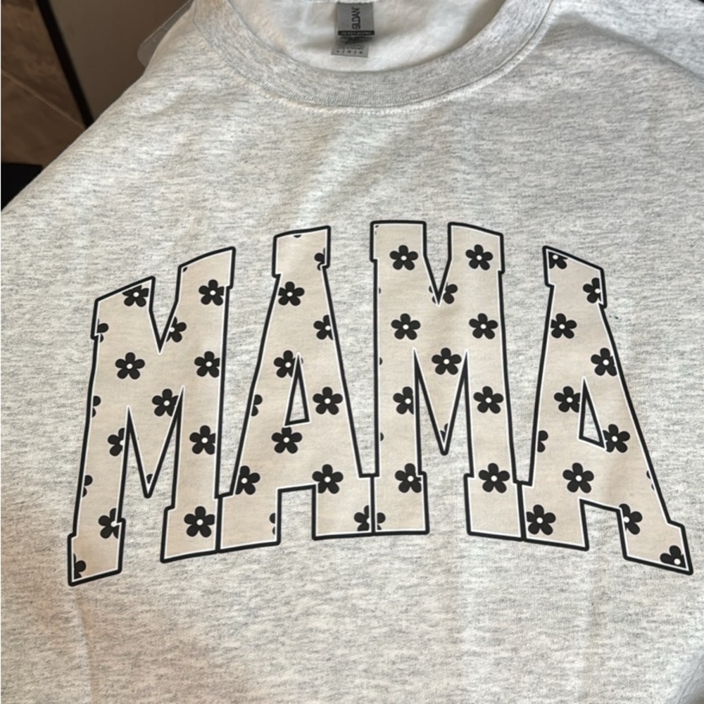 Gray 'MAMA' Graphic T-Shirt